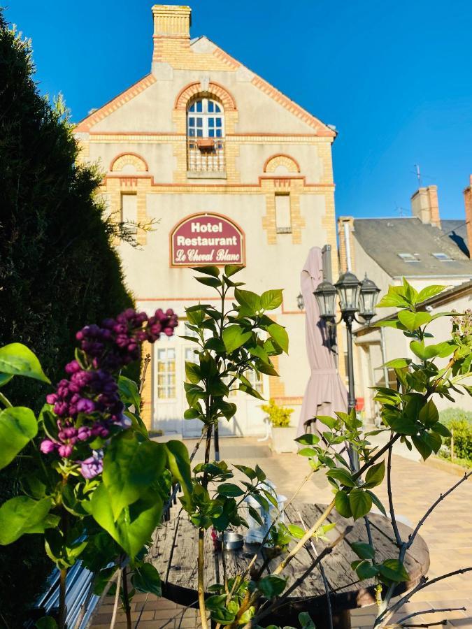 Le Cheval Blanc Hotel Jargeau Exterior photo