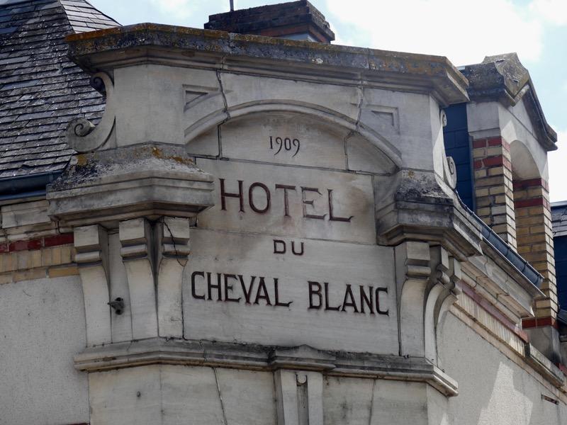 Le Cheval Blanc Hotel Jargeau Exterior photo